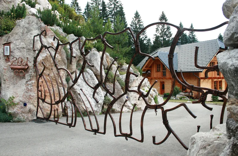 Kovana vrata, Kočna